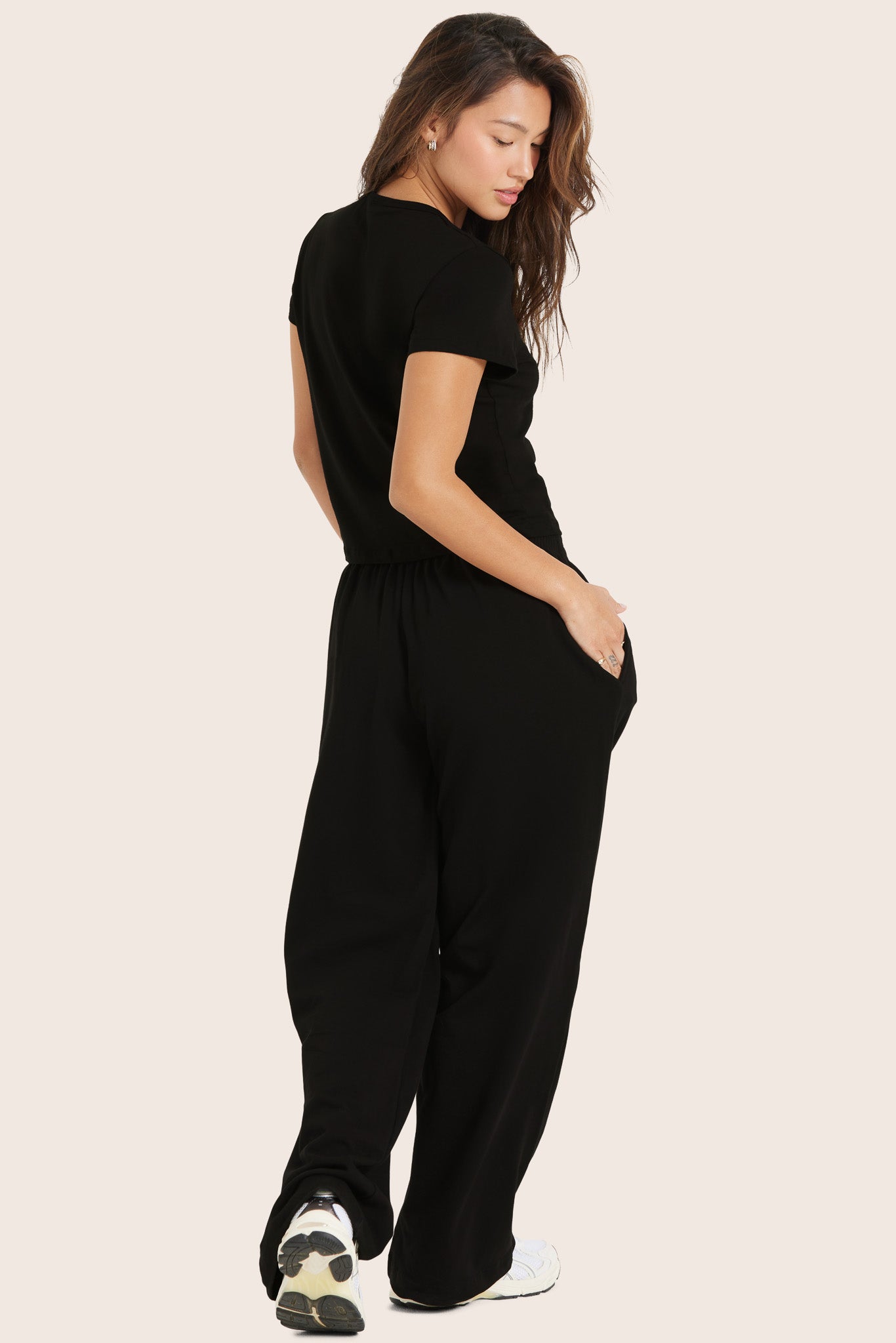 MODEL WEARS SET™ HEAVY COTTON EASY PANTS™ (NEW) IN ONYX