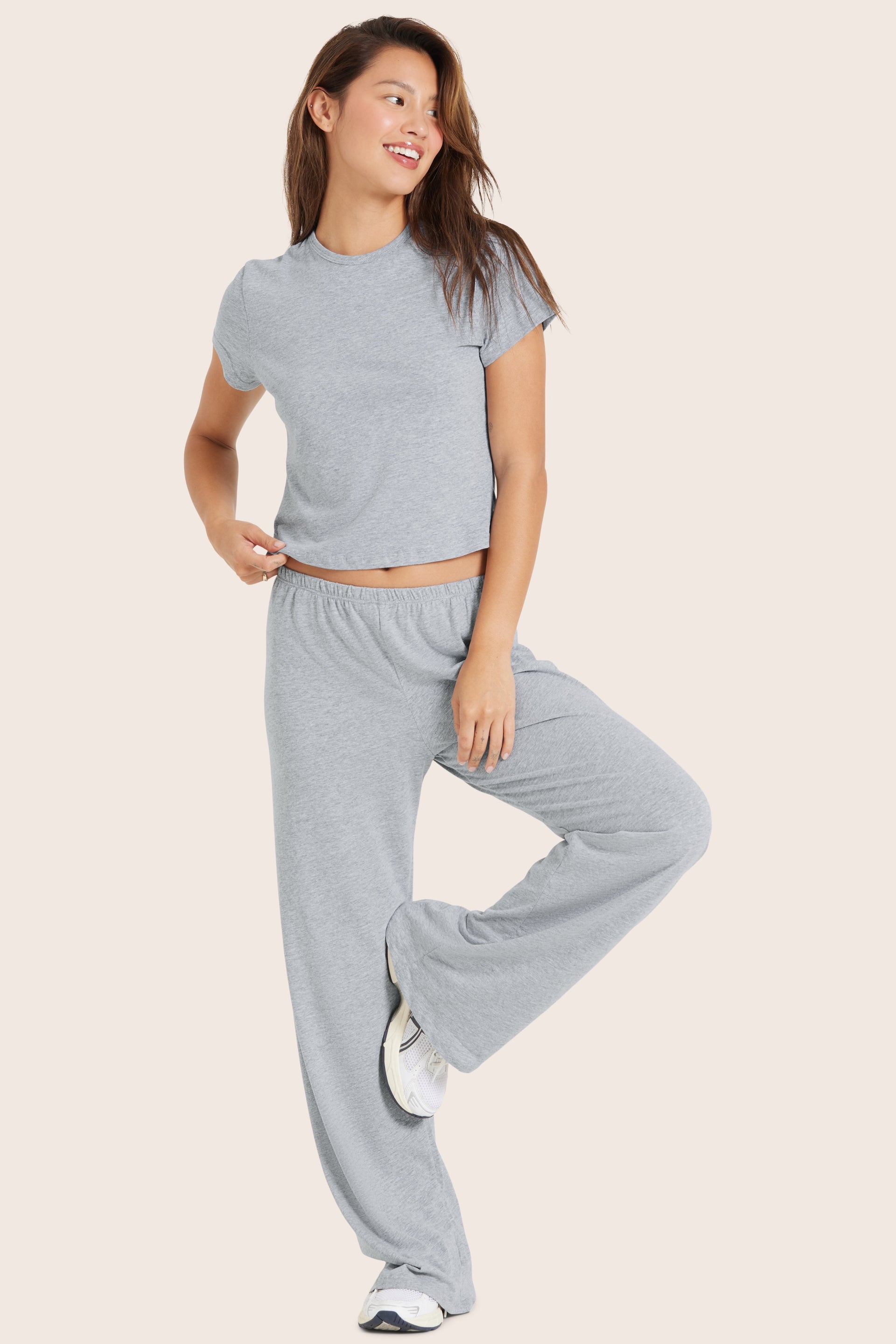 MODEL WEARS CLASSIC COTTON DAILY LINNY PANTS IN FOG HEATHER GREY