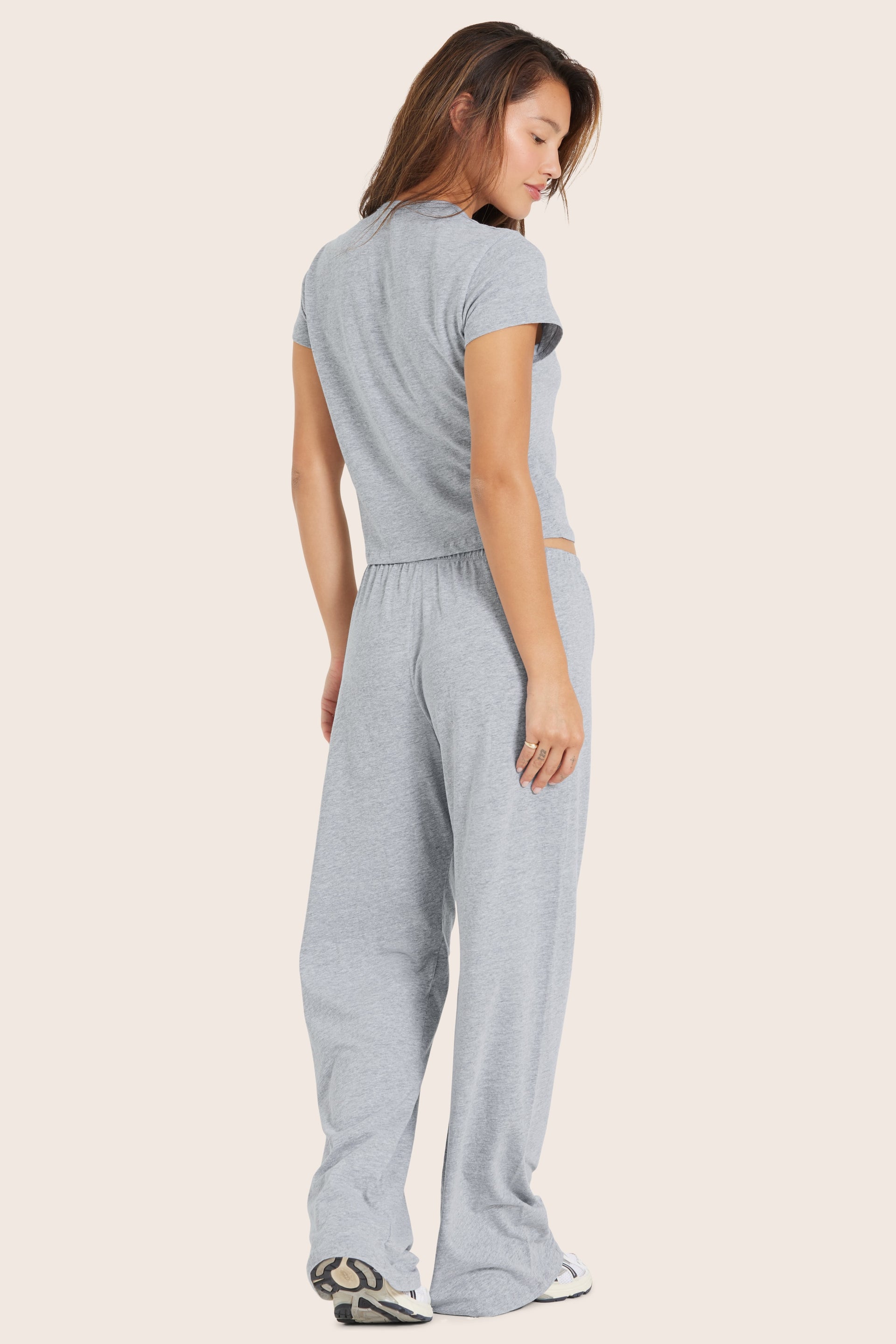 MODEL WEARS CLASSIC COTTON DAILY LINNY PANTS IN FOG HEATHER GREY