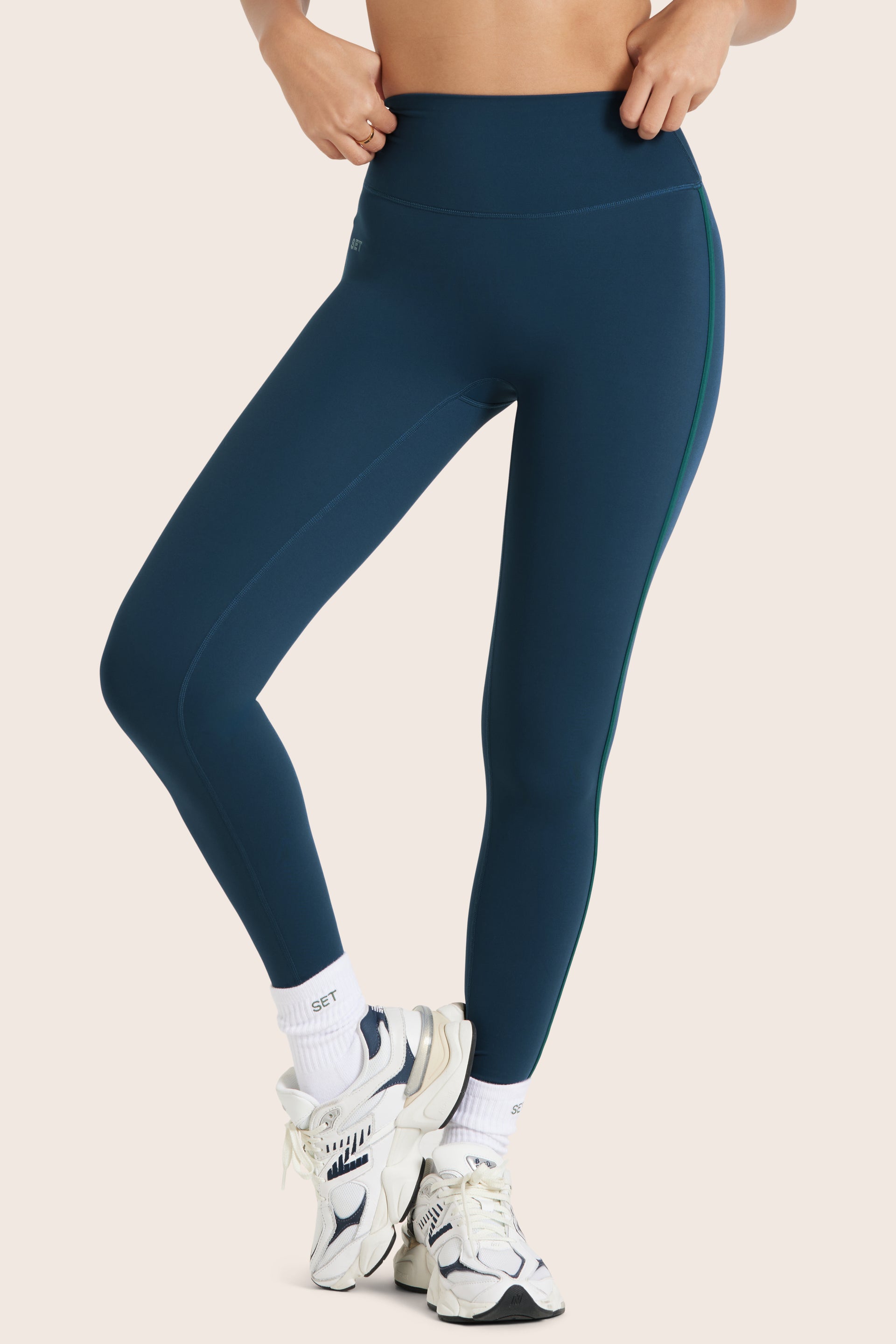 MODEL WEARS SPORTBODY® STRIPE LEGGINGS IN BERMUDA