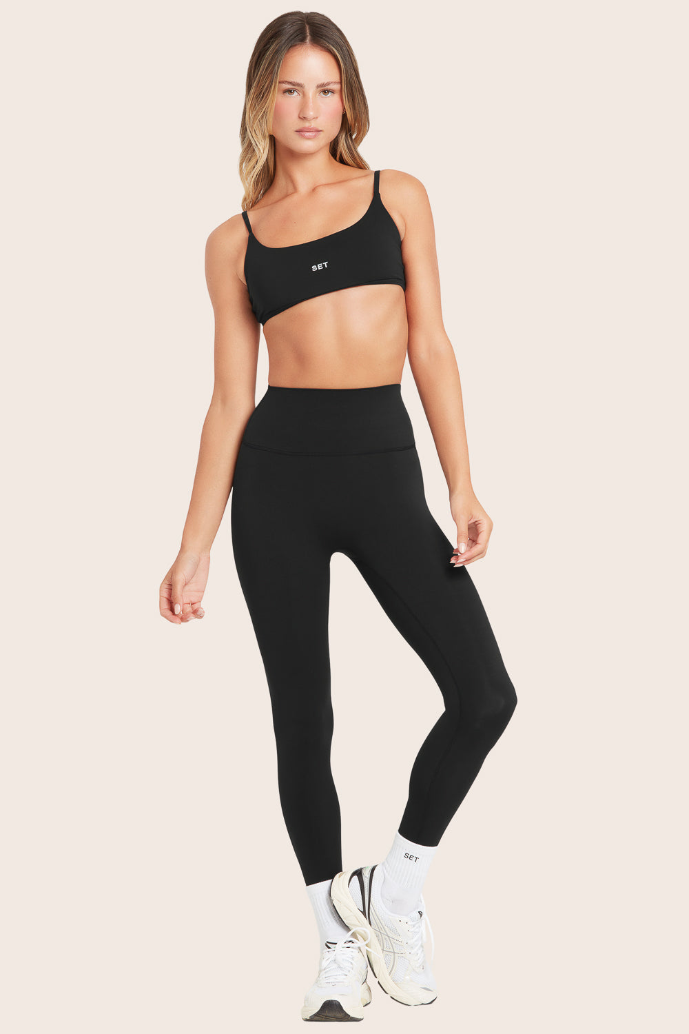 MODEL WEARS AIRLUXE™ BREATHE LEGGINGS IN ONYX