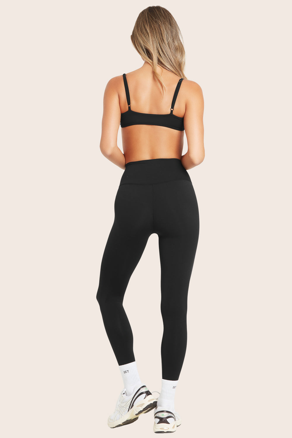 MODEL WEARS AIRLUXE™ BREATHE LEGGINGS IN ONYX