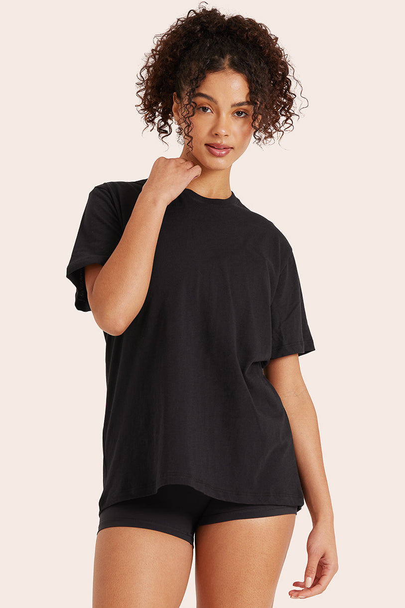 MODEL WEARS CLASSIC COTTON DAILY BOYFRIEND TEE IN ONYX