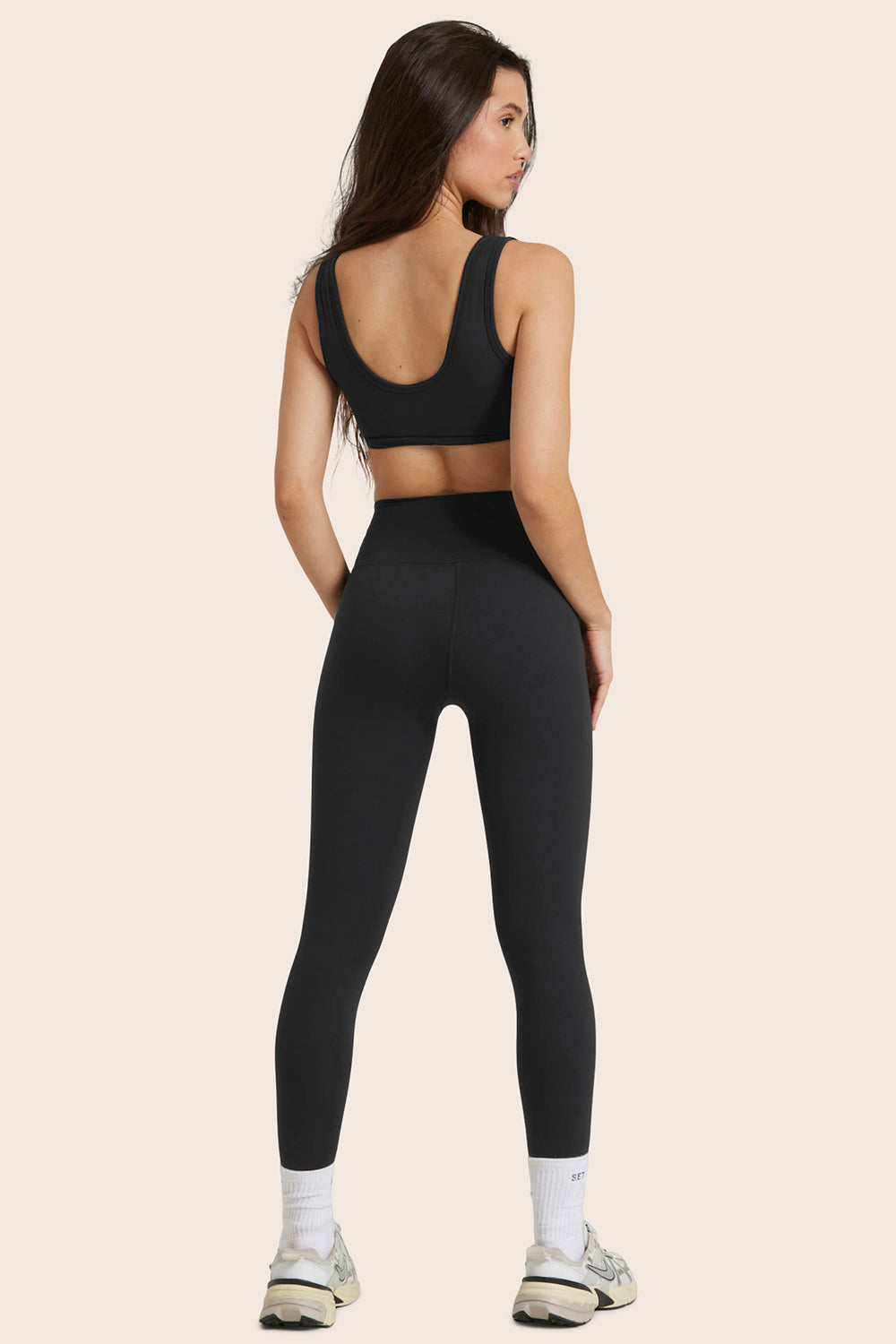 MODEL WEARS AIRLUXE™ BREATHE HIGH-RISE LEGGINGS IN ONYX