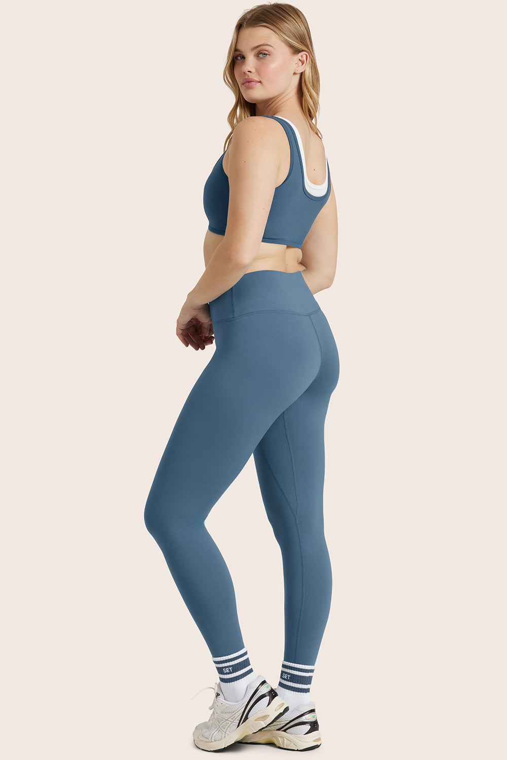 MODEL WEARS FORMCLOUD® CLOUD HIGH-RISE LEGGINGS IN HYDRO