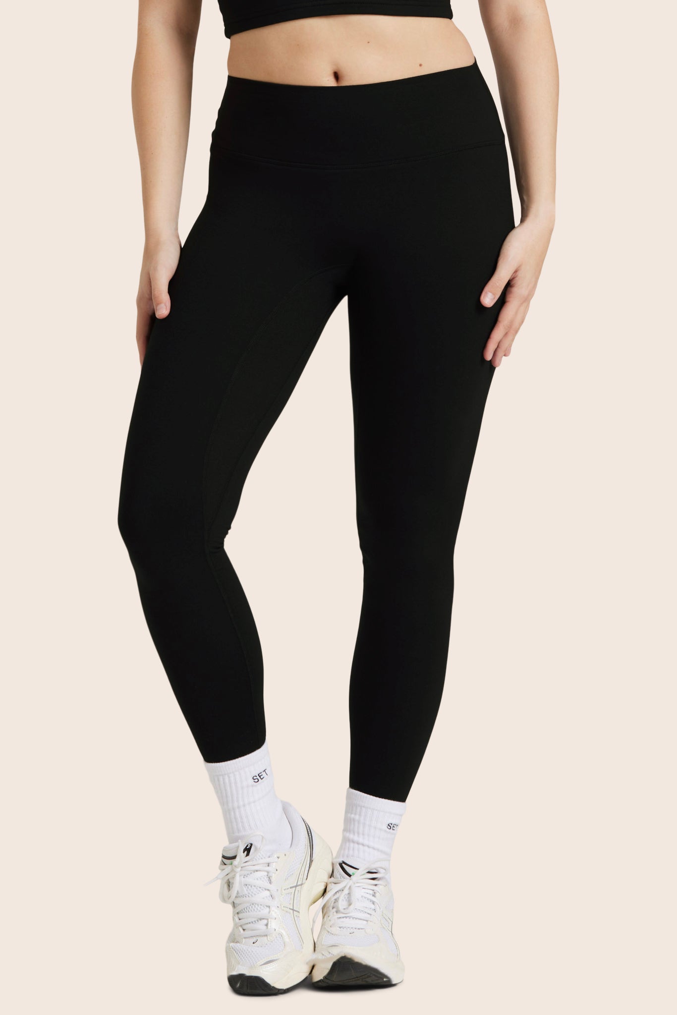 MODEL WEARS FORMCLOUD® CLOUD MID-RISE LEGGINGS IN ONYX