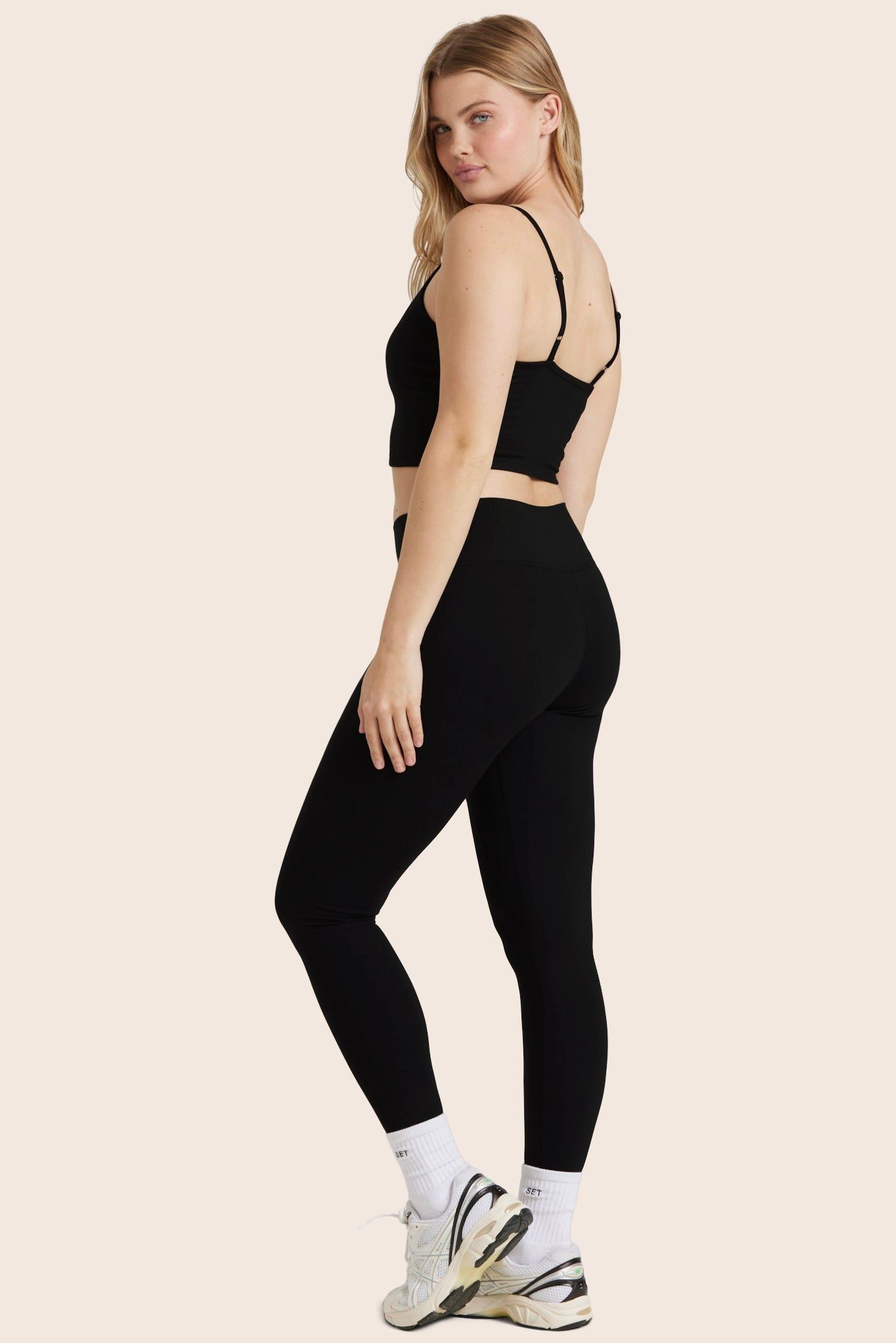 MODEL WEARS FORMCLOUD® CLOUD MID-RISE LEGGINGS IN ONYX