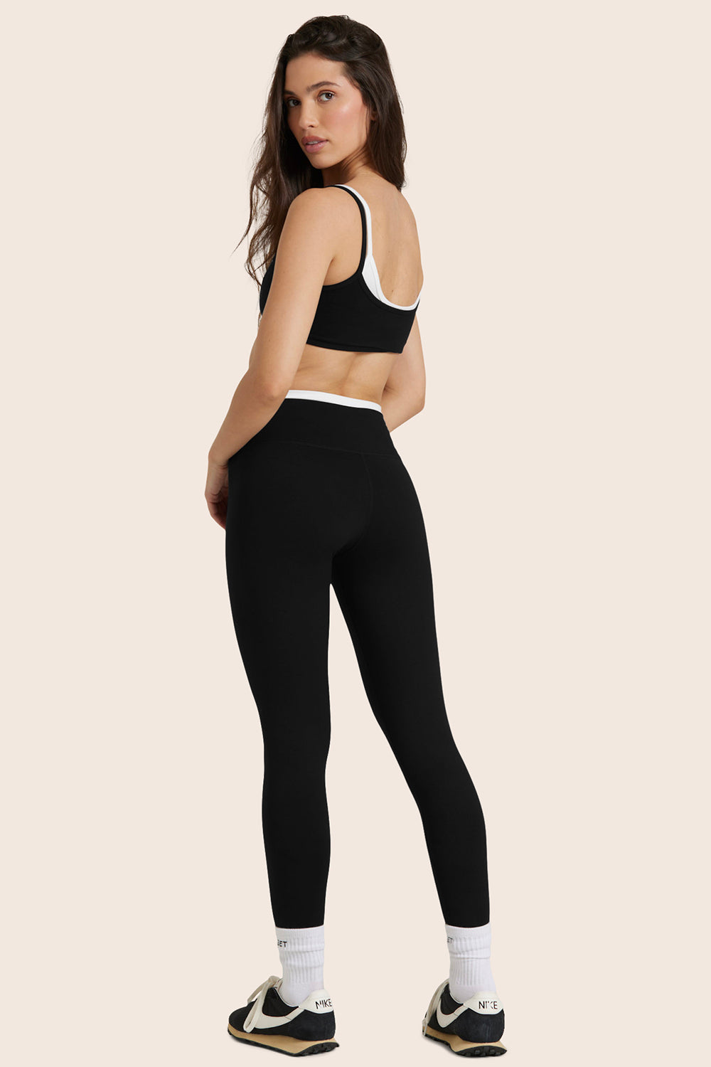 MODEL WEARS SET™ FORMCLOUD® CONTROL LEGGINGS IN ORCA