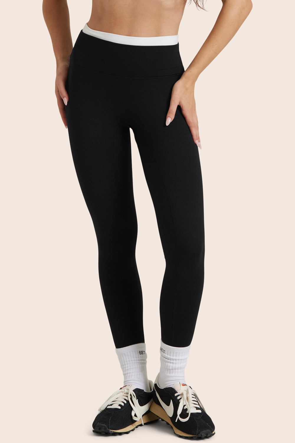 MODEL WEARS SET™ FORMCLOUD® CONTROL LEGGINGS IN ORCA