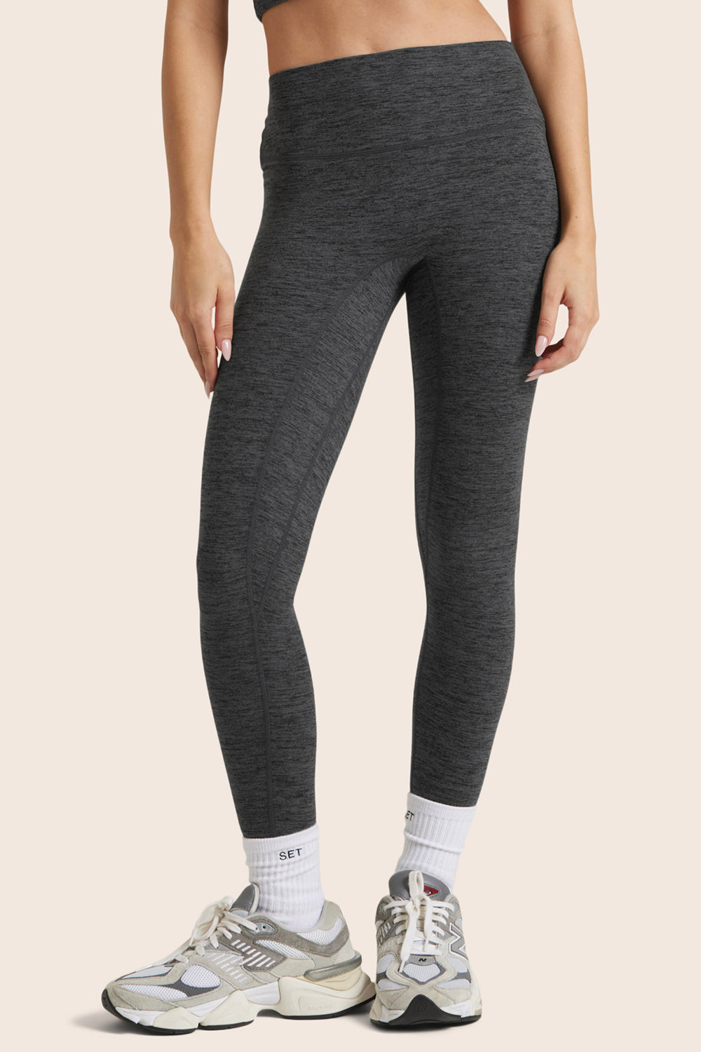 MODEL WEARS FORMCLOUD® CLOUD MID-RISE LEGGINGS IN PEPPER HEATHER GREY