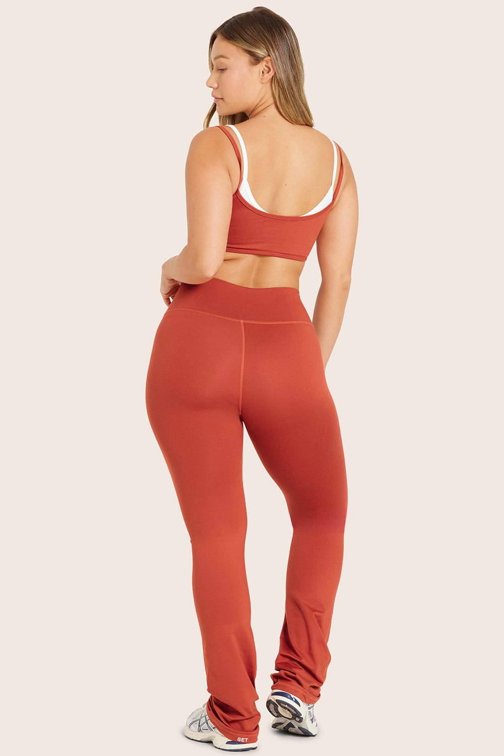 MODEL WEARS FORMCLOUD® STRAIGHT LEGGINGS IN CAYENNE