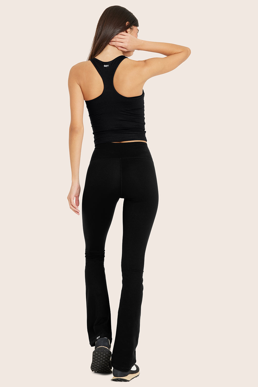 MODEL WEARS FORMCLOUD® STRAIGHT LEGGINGS IN ONYX