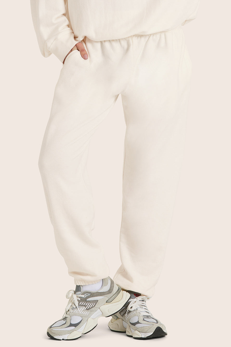 MODEL WEARS SET™ LIGHTWEIGHT SWEATS CLASSIC SWEATPANTS IN BLANC