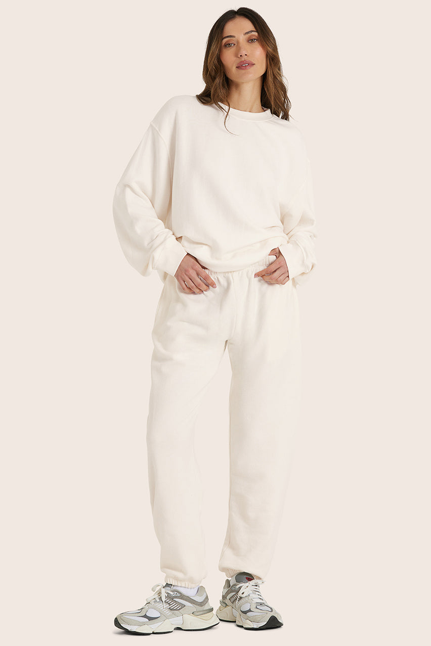 MODEL WEARS SET™ LIGHTWEIGHT SWEATS CLASSIC SWEATPANTS IN BLANC