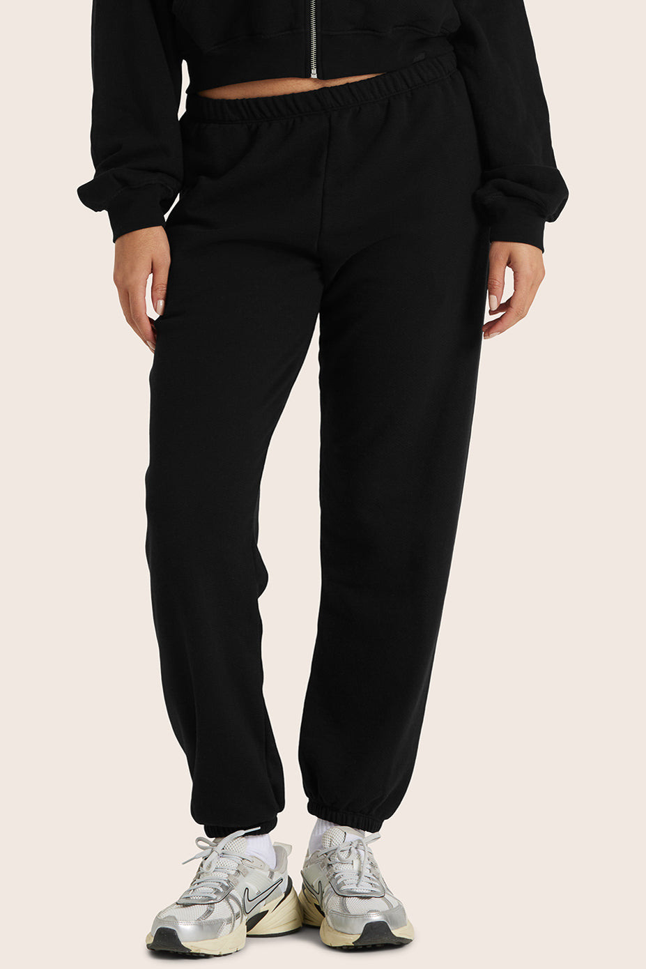 MODEL WEARS SET™ LIGHTWEIGHT SWEATS CLASSIC SWEATPANTS IN ONYX