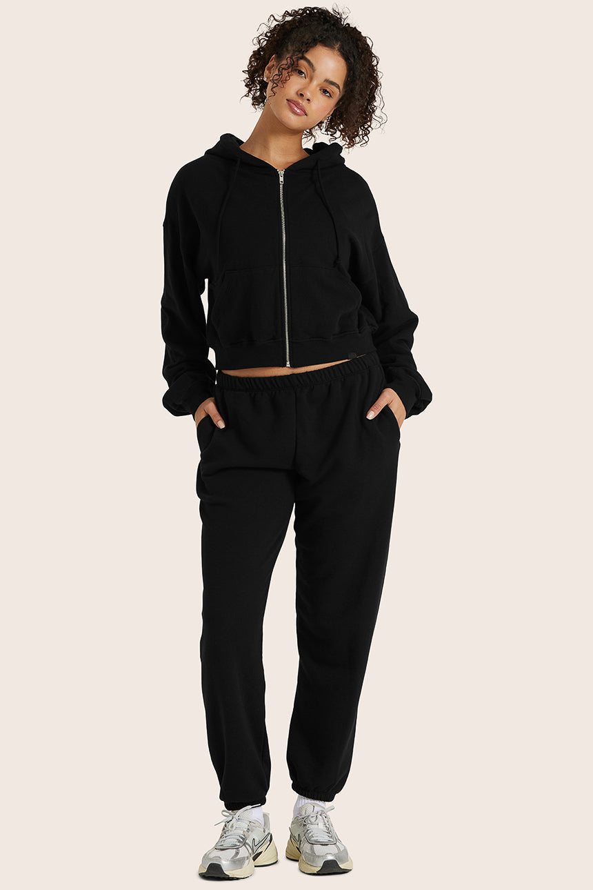 MODEL WEARS SET™ LIGHTWEIGHT SWEATS CLASSIC SWEATPANTS IN ONYX