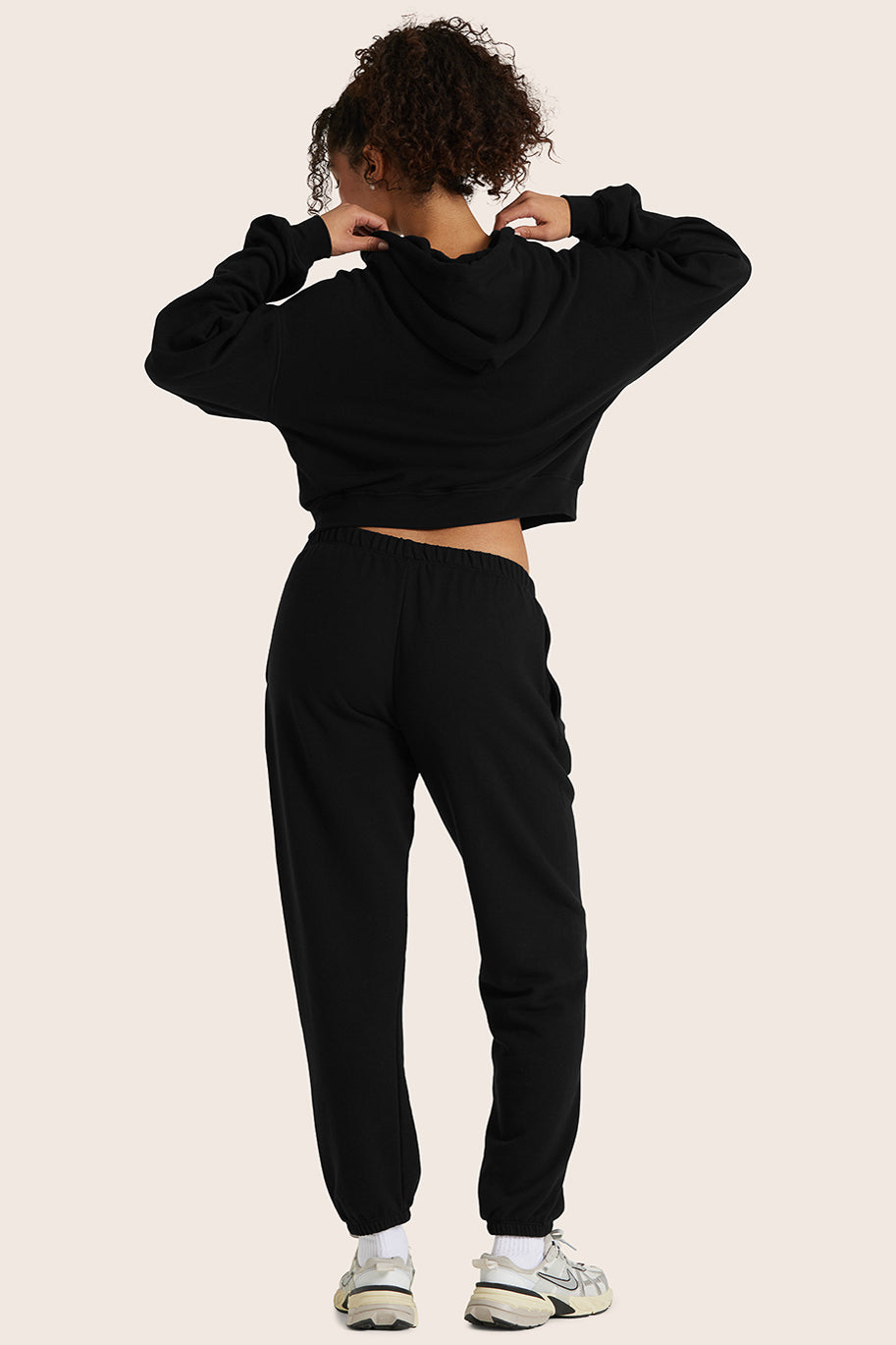 MODEL WEARS SET™ LIGHTWEIGHT SWEATS CLASSIC SWEATPANTS IN ONYX