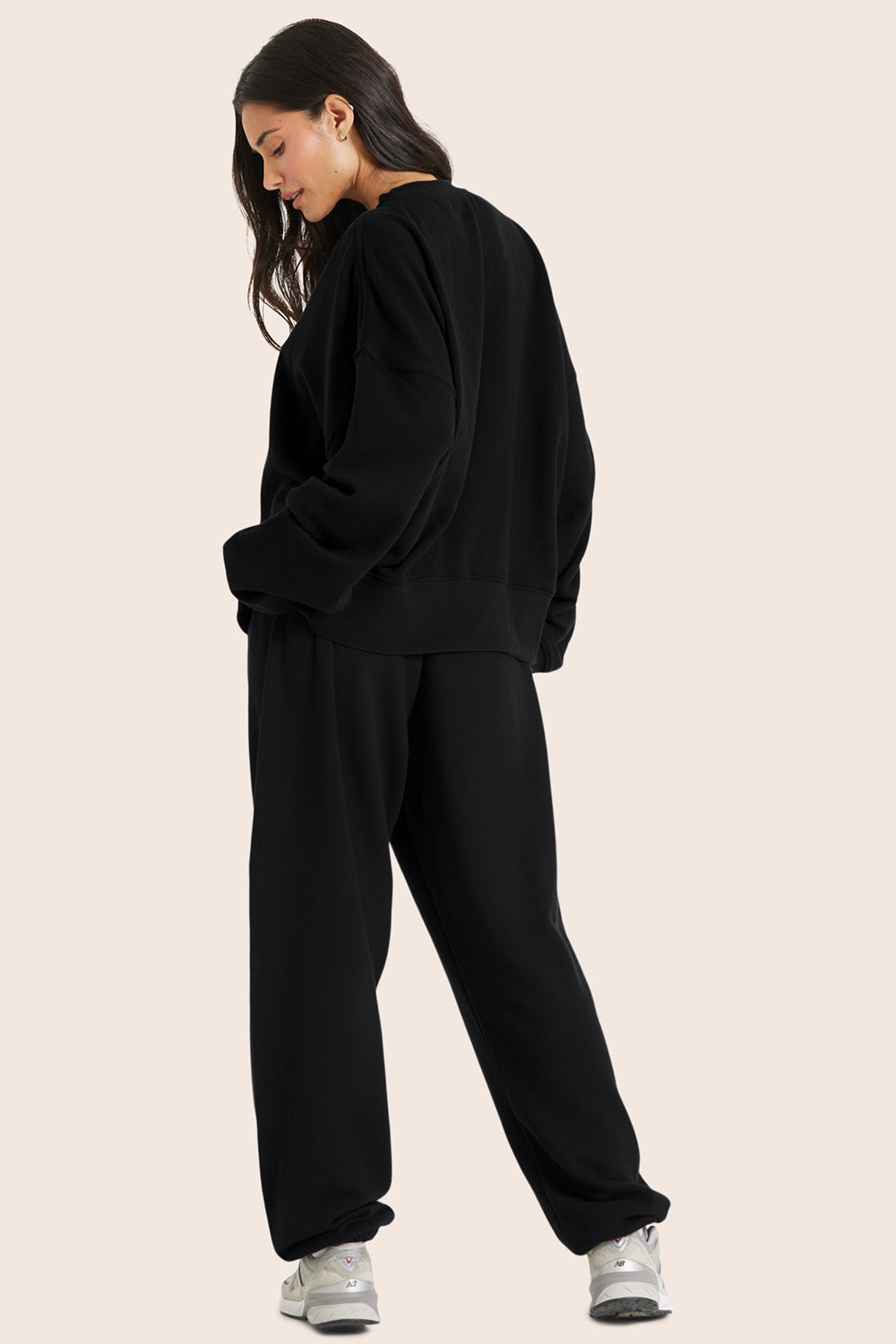 MODEL WEARS LIGHTWEIGHT SWEATS CLASSIC OLD SCHOOL SWEATPANTS IN ONYX