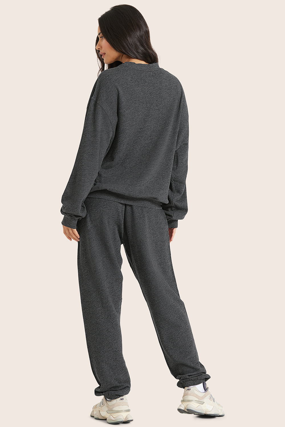 MODEL WEARS LIGHTWEIGHT SWEATS CLASSIC SWEATPANTS IN PEPPER HEATHER GREY