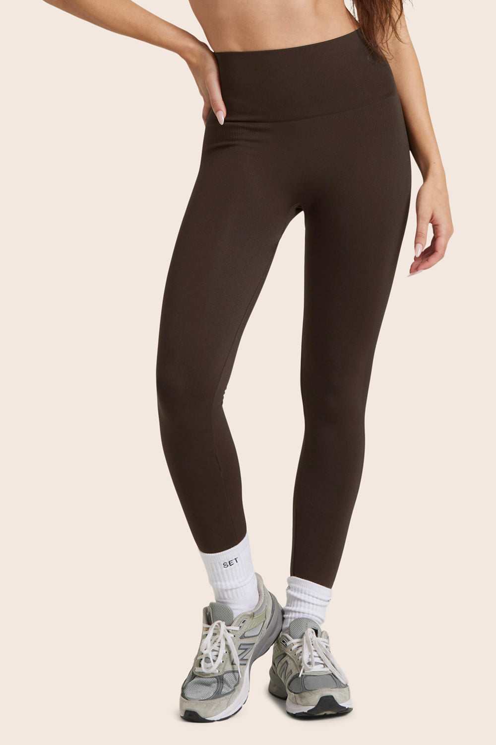 MODEL WEARS SCULPTFLEX® POWER HIGH-RISE LEGGINGS IN ESPRESSO