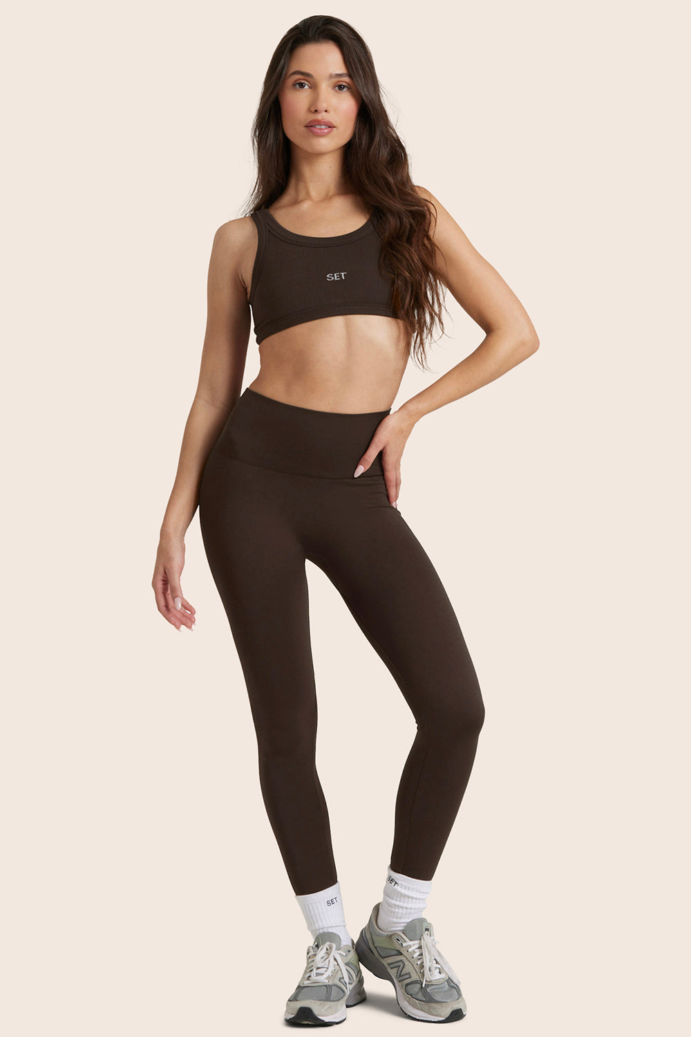 MODEL WEARS SCULPTFLEX® POWER HIGH-RISE LEGGINGS IN ESPRESSO