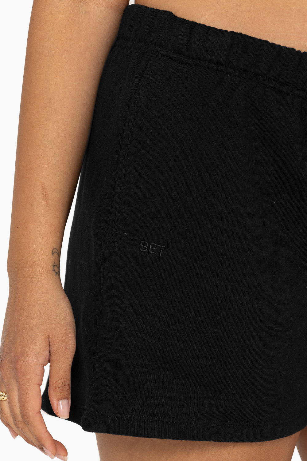 SET™ EMBROIDERED HEAVYWEIGHT SWEATS SWEAT SHORTS IN ONYX