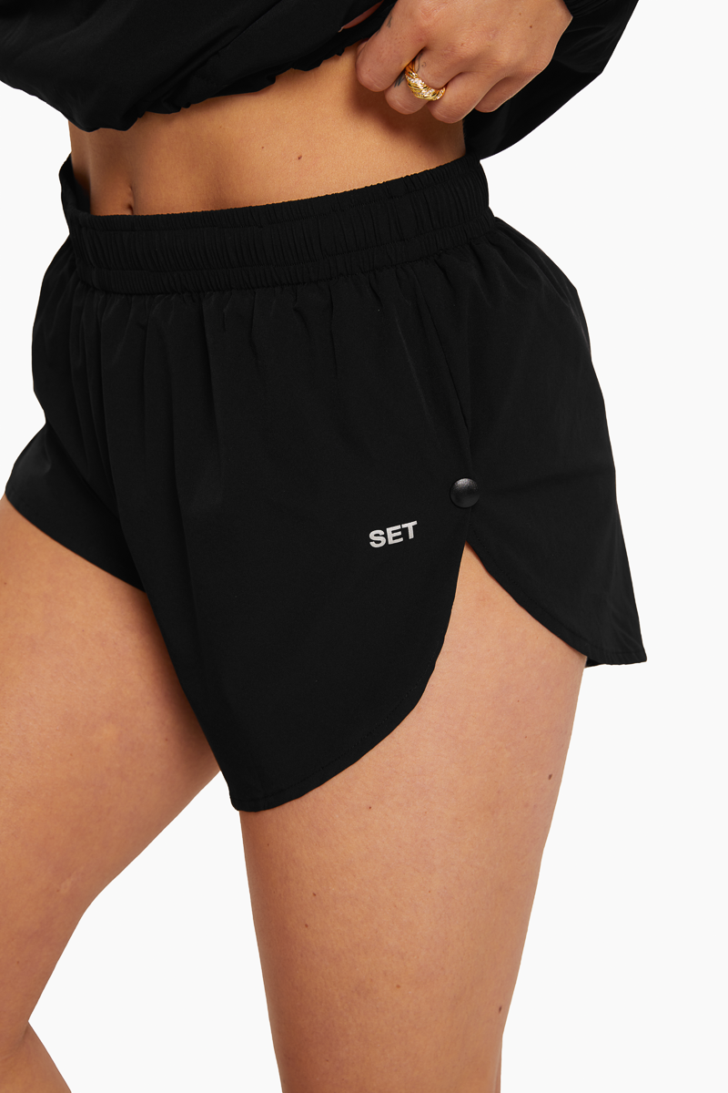 SET ACTIVE NYLON TRACK SHORTS IN ONYX