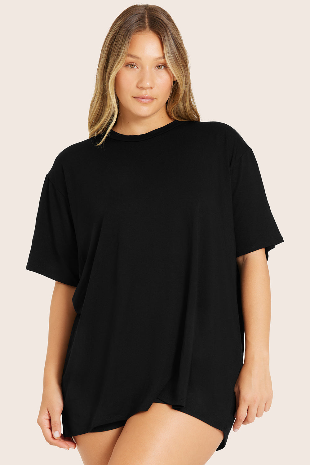 MODEL WEARS SET™ OVERSIZED BOYFRIEND SLEEP TEE IN ONYX