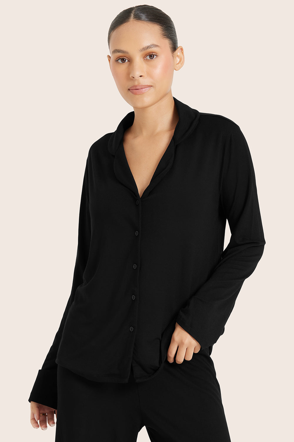 MODEL WEARS SET™ SLEEP BUTTON DOWN IN ONYX