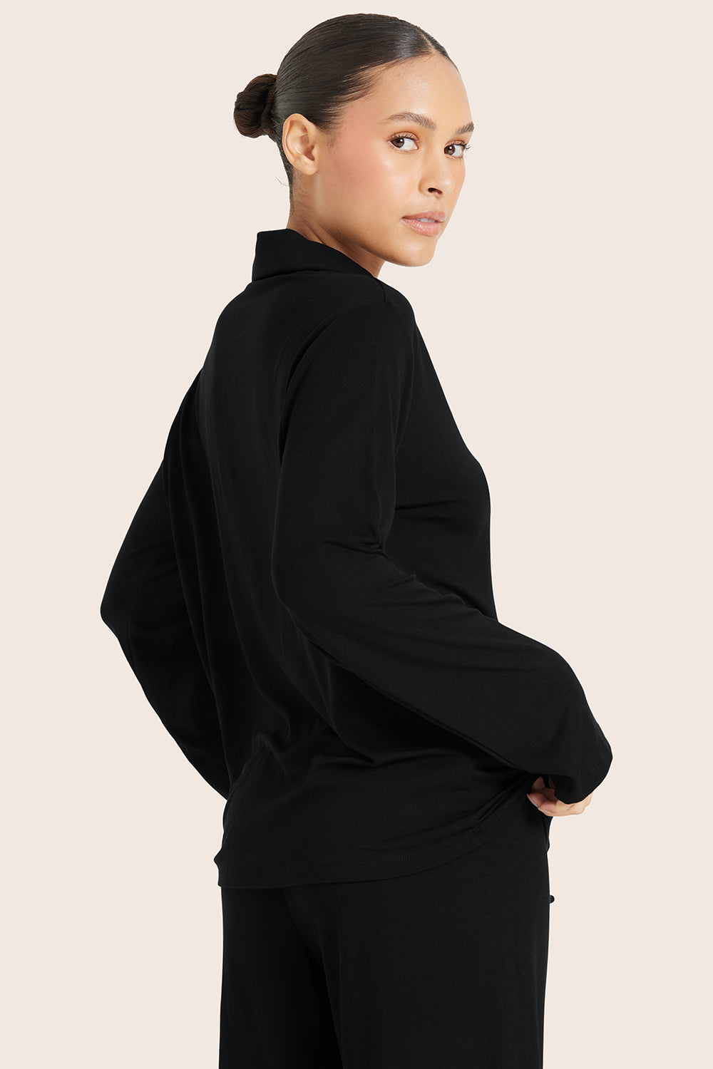 MODEL WEARS SET™ SLEEP BUTTON DOWN IN ONYX