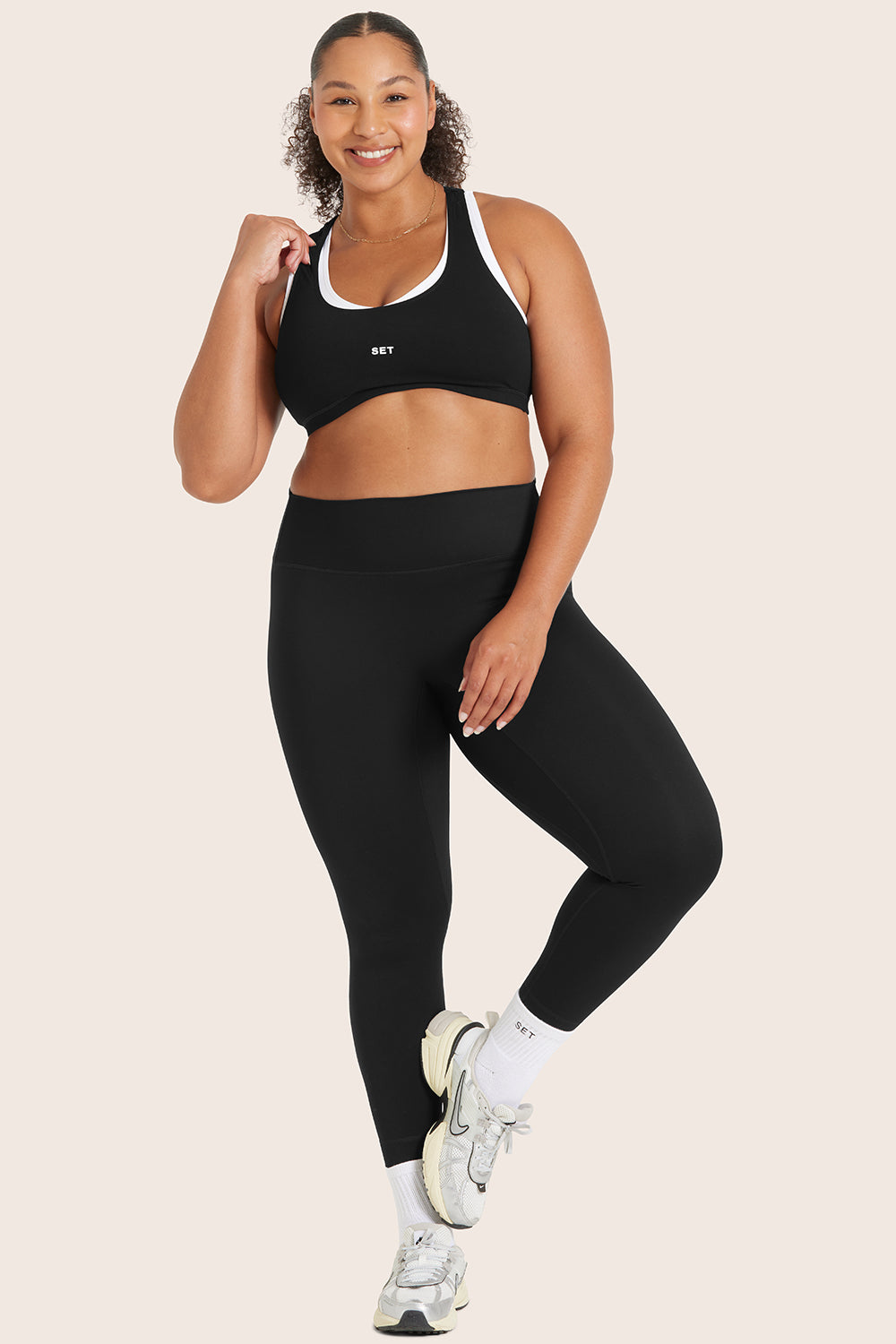 MODEL WEARS SET™ SPORTBODY® SPORTY LEGGINGS IN ONYX