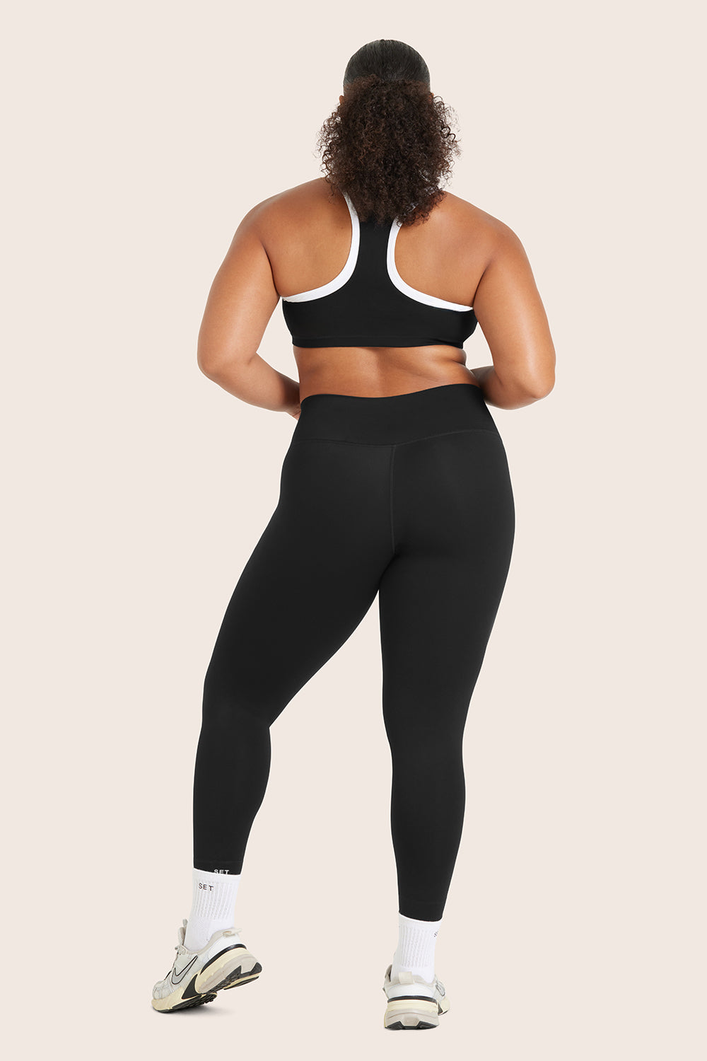 MODEL WEARS SET™ SPORTBODY® SPORTY LEGGINGS IN ONYX