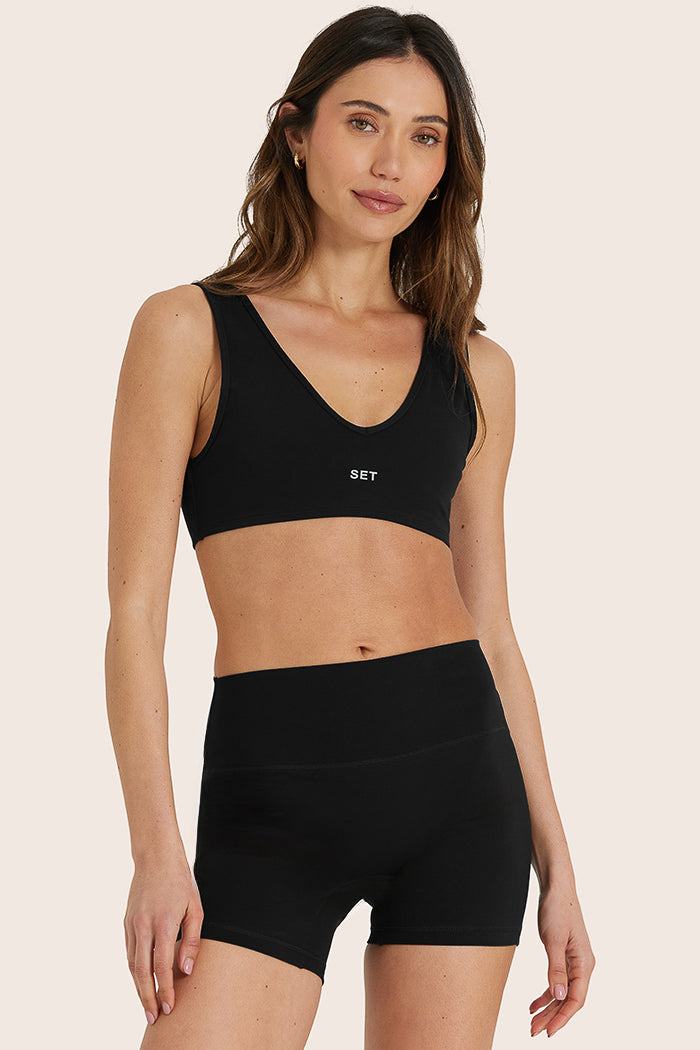 MODEL WEARS SPORTBODY® SPORTY DIP BRA IN ONYX