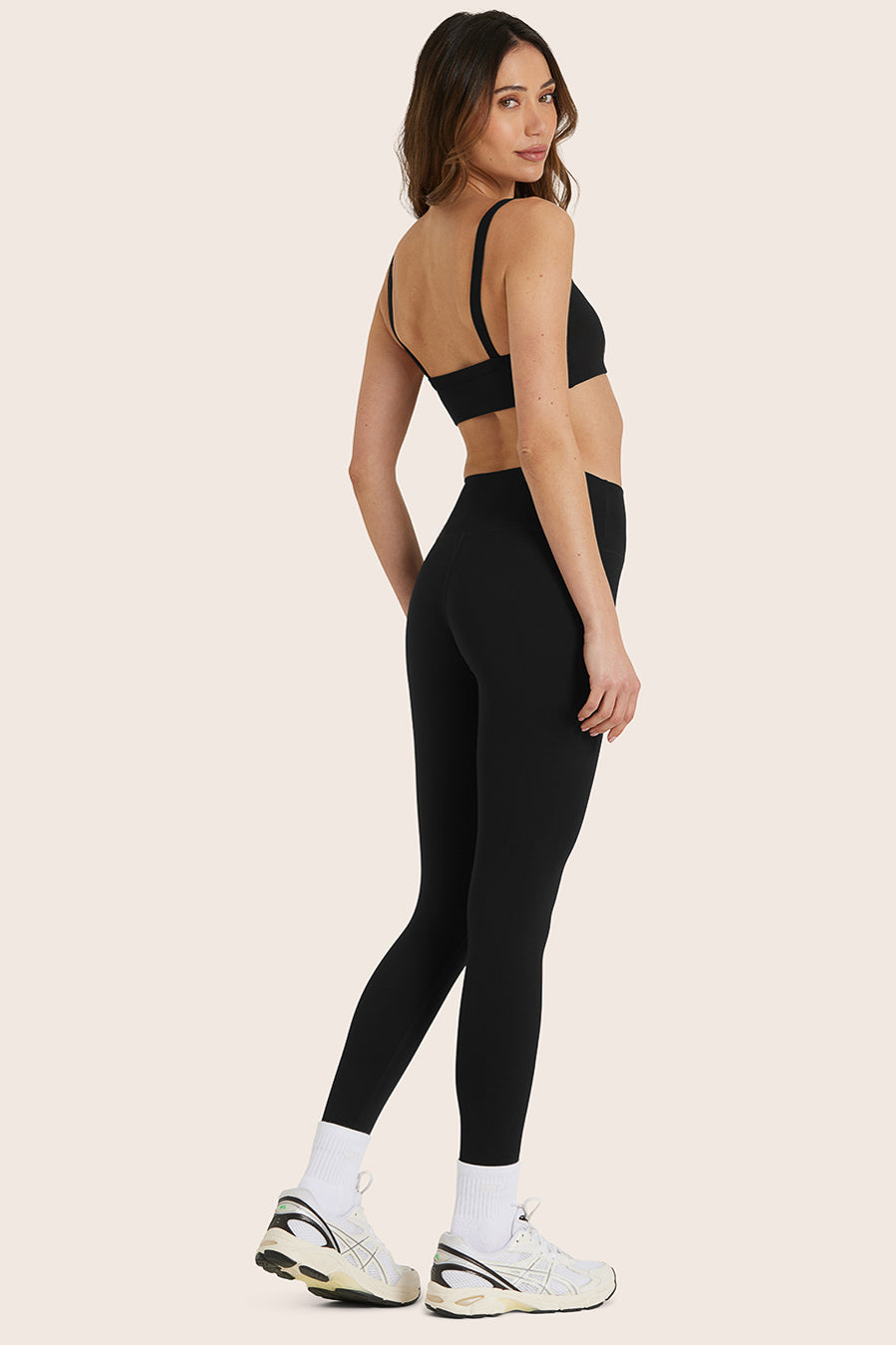 MODEL WEARS SET™ SPORTBODY® SPORTY LEGGINGS IN ONYX