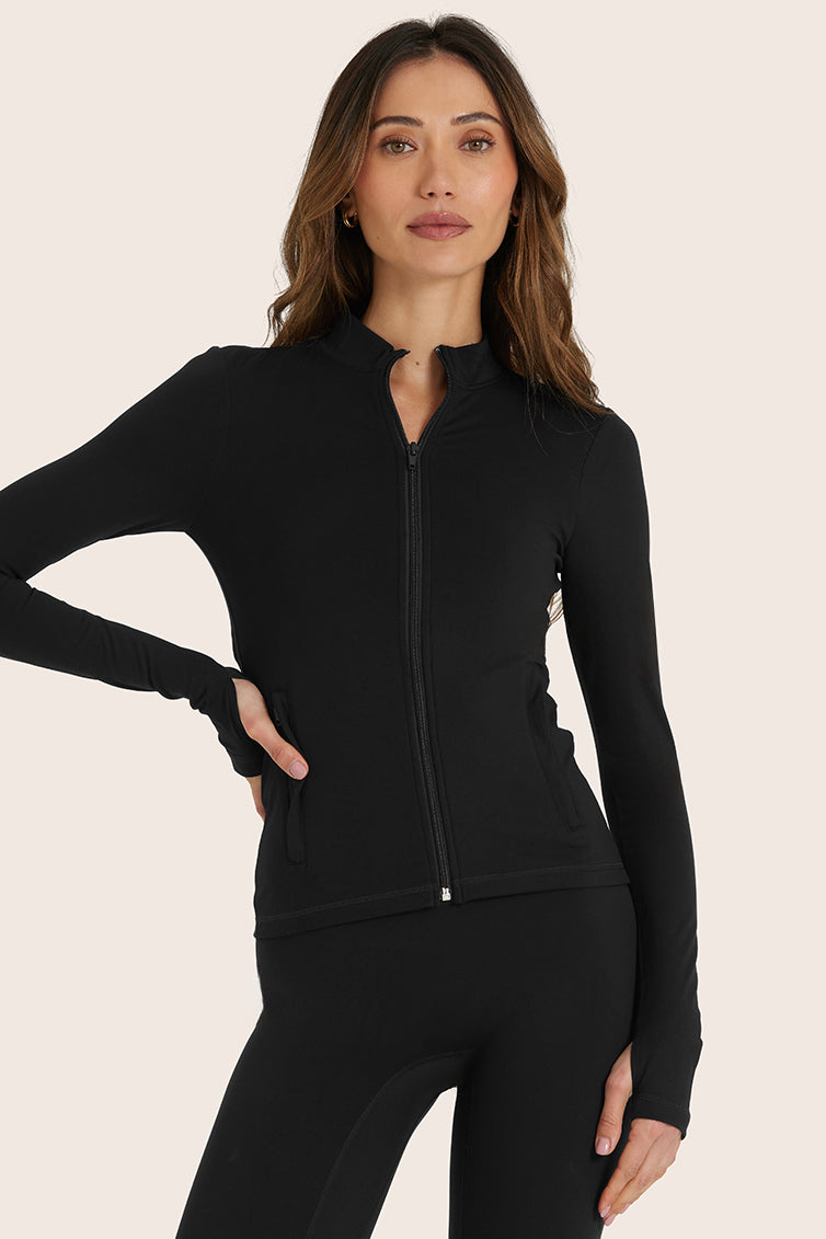 MODEL WEARS SPORTBODY® SPORTY WARM UP IN ONYX