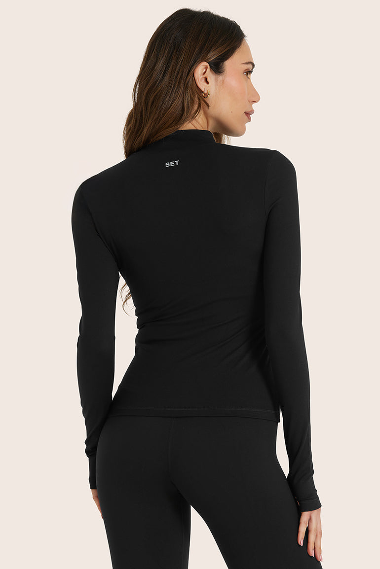 MODEL WEARS SPORTBODY® SPORTY WARM UP IN ONYX