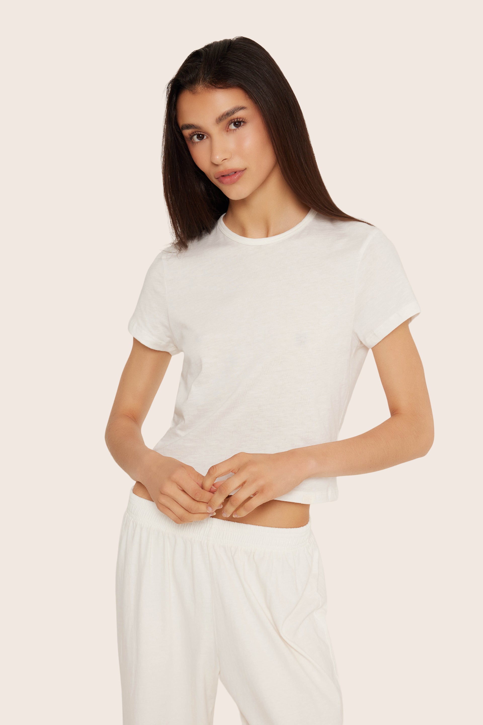 MODEL WEARS SET™ CLASSIC COTTON DAILY TEE IN BLANC