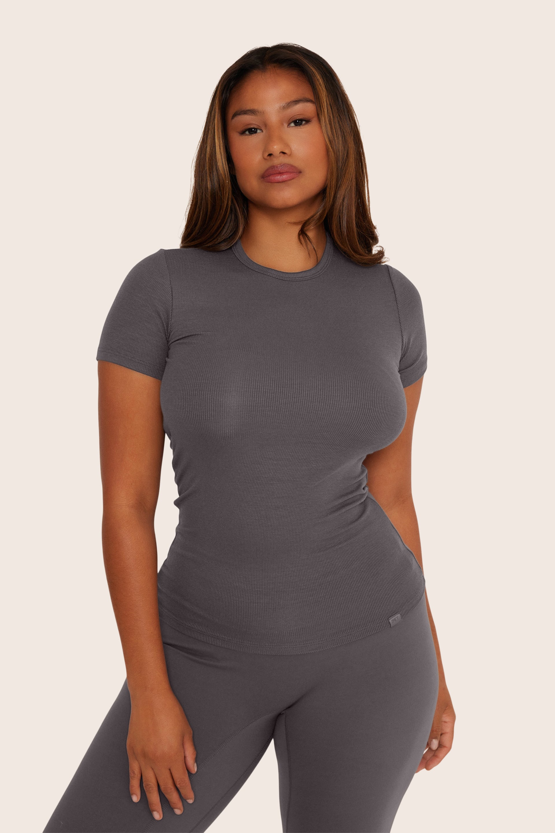 SET™ RIBBED MODAL BODY TEE IN GRAPHITE